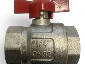 Vernikkelde messing kogelkraan 1¼ inch binnen × binnendraad – rode vlinderhendel